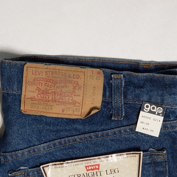 does the gap sell levis